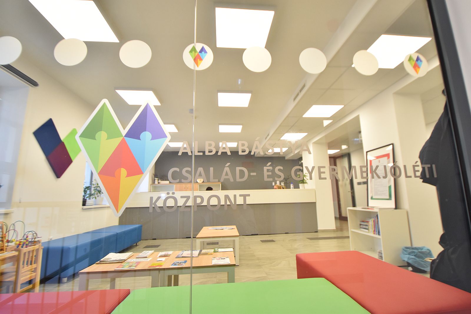 Anyagiakkal, szállással és felajánlások koordinálásával is segít Székesfehérvár